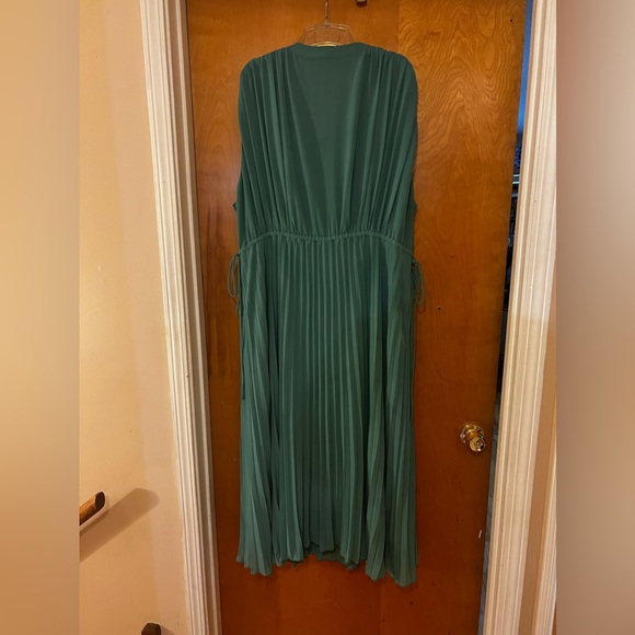H&M pleated dress. - Picture 3 of 5